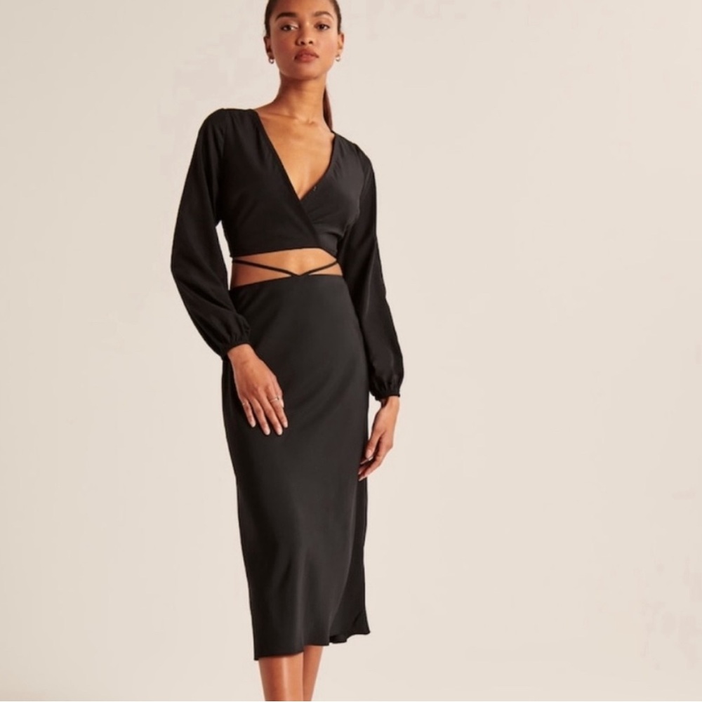 Cute XS Abercrombie black crop top with wrap-front detail and adjustable ties!